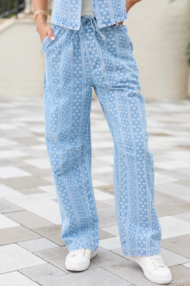 Maeve Blue And White Floral Printed Barrel Pull-On Jeans - Image 2